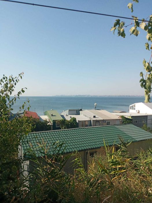 Продам  летний домик на берегу моря с красивым панорамным видом .