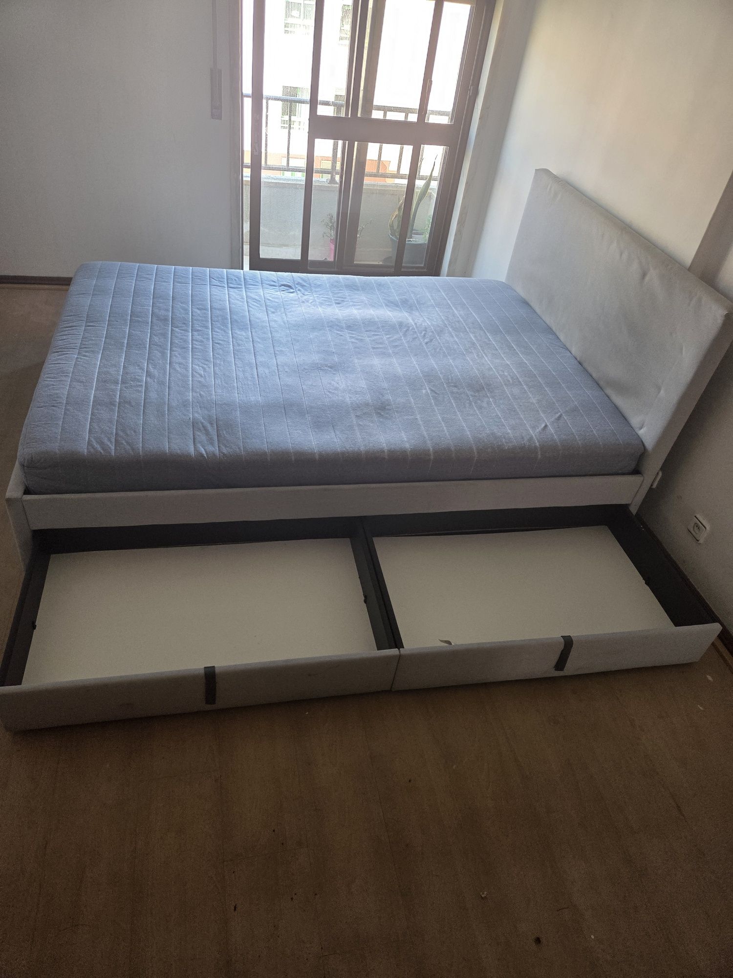 Cama com duas gavetas