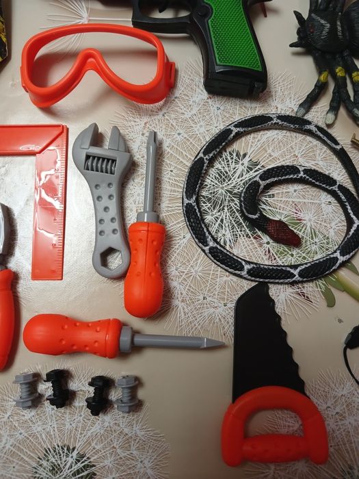 Набір іграшок для хлопчика,пістолет,інструменти,резиновий павук,змія.