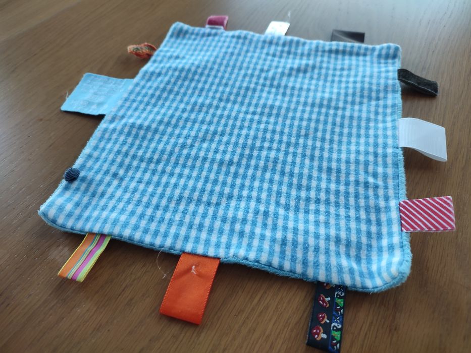 Przytulanka szmatka z metkami snooze baby sensoryczna