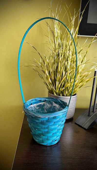 Koszyk w kolorze turkusowym.