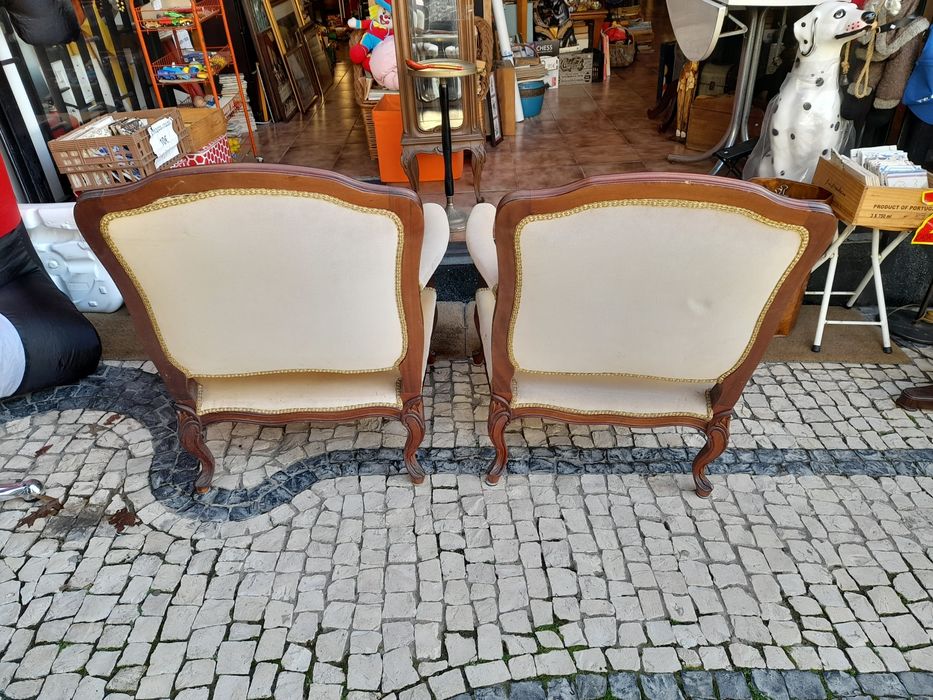 Cadeirões,  poltronas com pernas em madeira estofo veludo