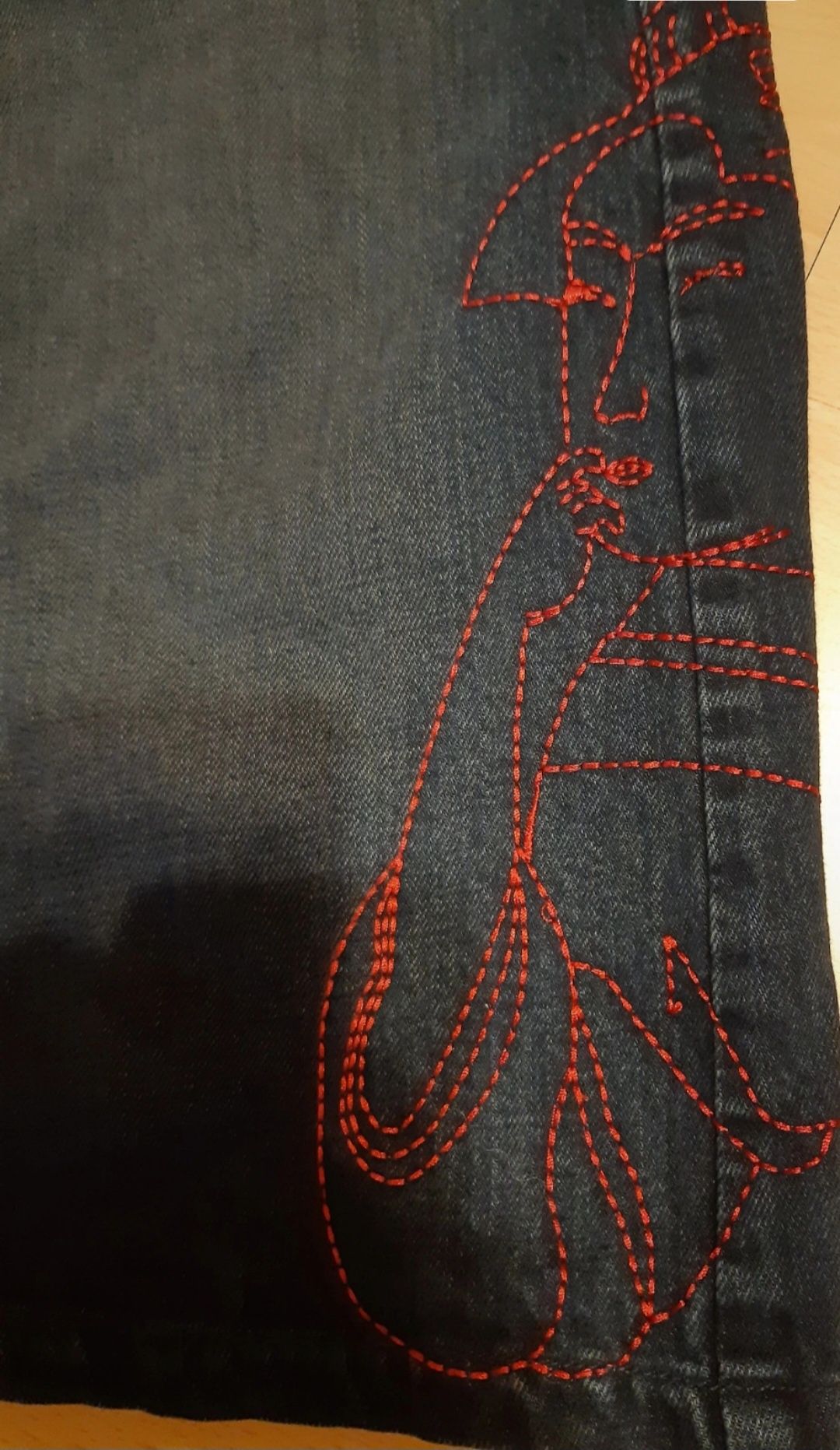 Jeansowa spódnica z haftem