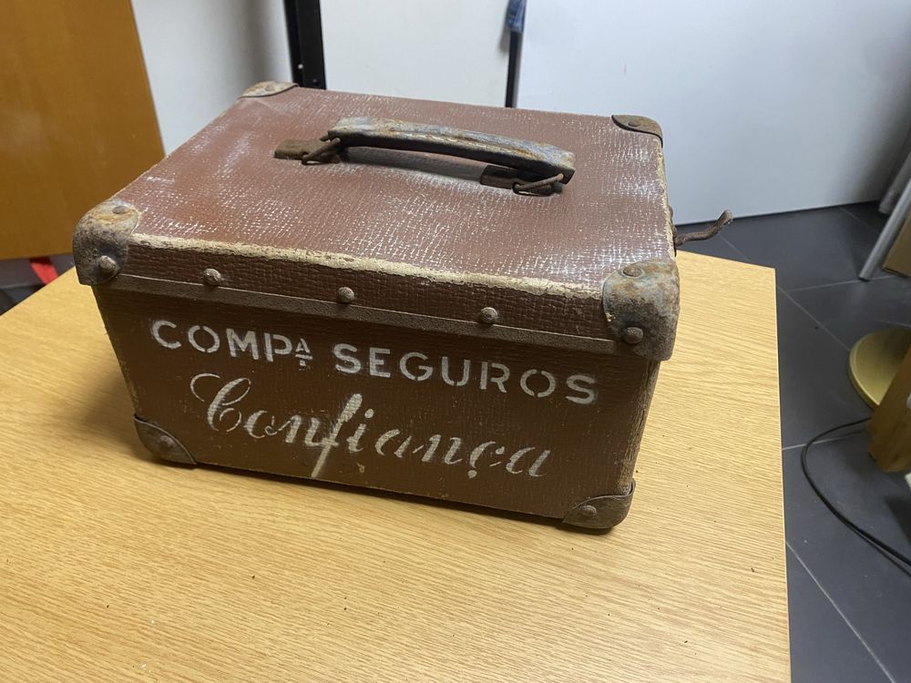 Caixa primeiros socorros de obra