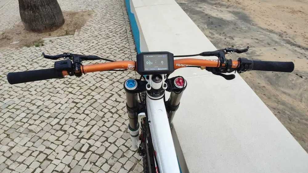 Bicicleta enduro elétrica Canyon