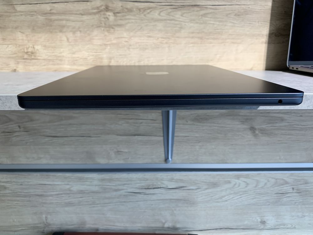MacBook Air 15’ 2024 год. M3 8/256 аккумулятор 100%