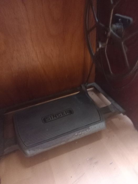 Máquina de costura com movel