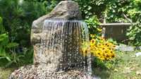 Fontanna ogrodowa kamień głazd wodospad