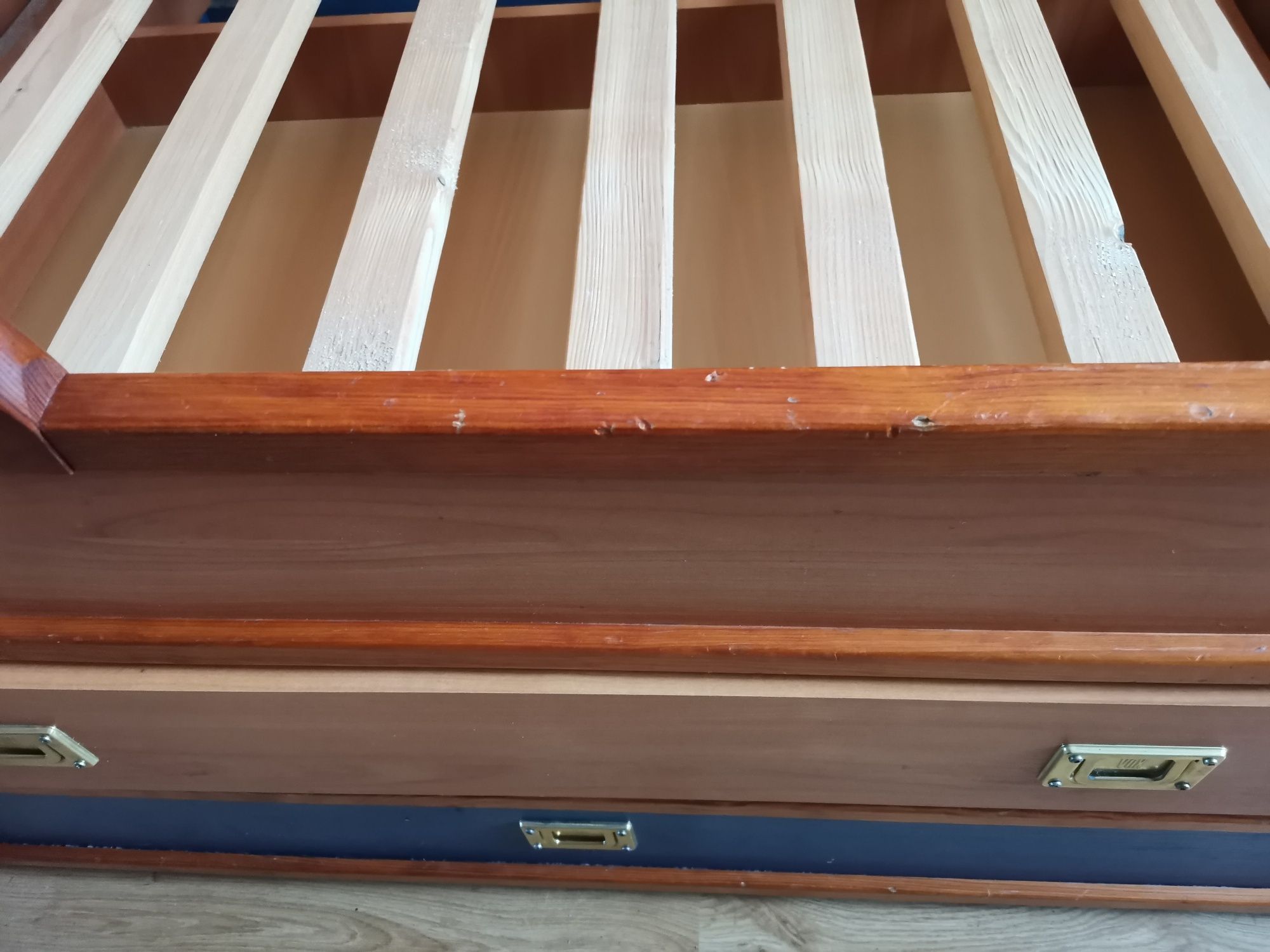 Łóżko podwójne z wysuwanymi szufladami