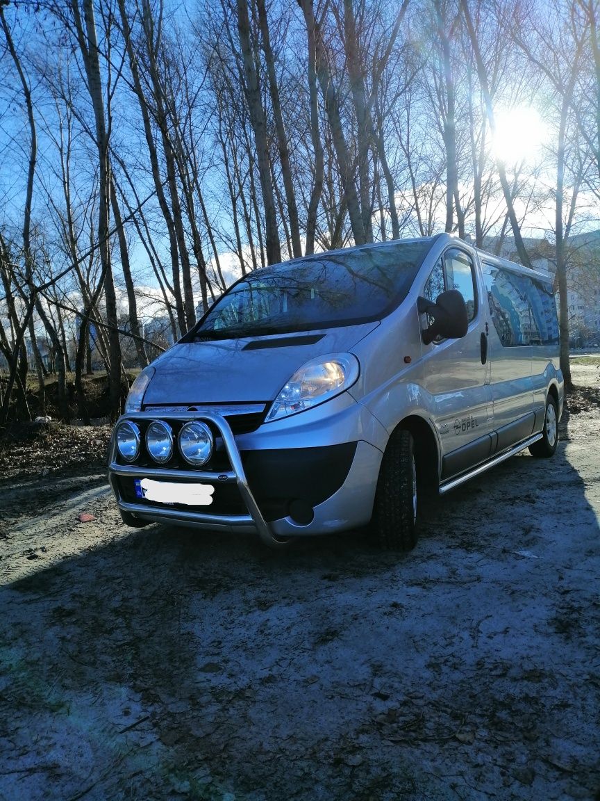 Аренда микроавтобуса OPEL VIVARO с водителем.