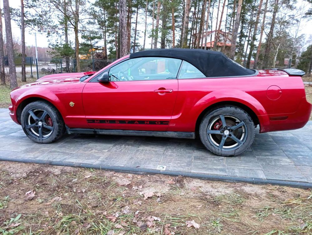 Ford mustang czerwony kabriolet