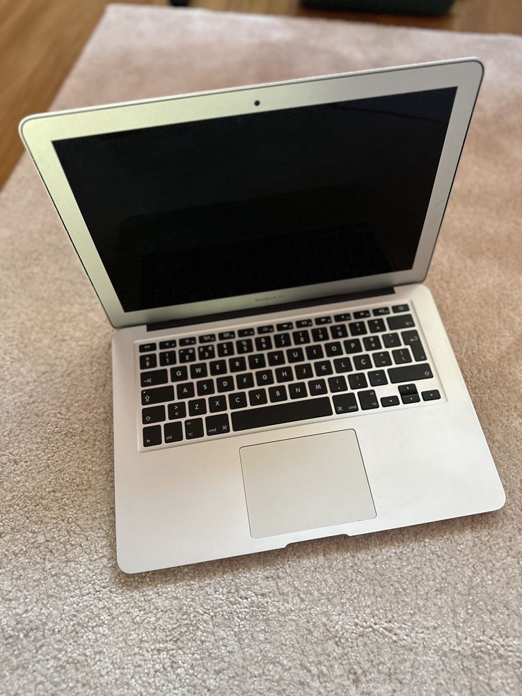 MacBook Air 13 - inch AVARIADO