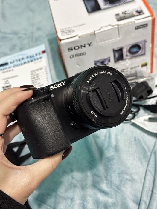 фотоапарат Sony Alpha 6000 з об'єктивом E PZ 16-50mm F3.5-5.6 OSS