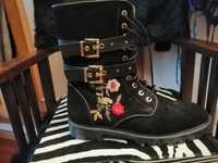 Botas pretas bordadas