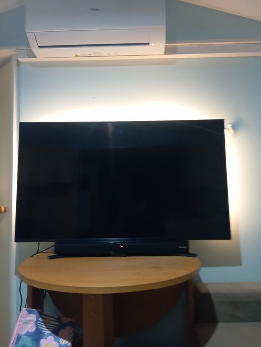 Televisão LG, soundbar Sharp