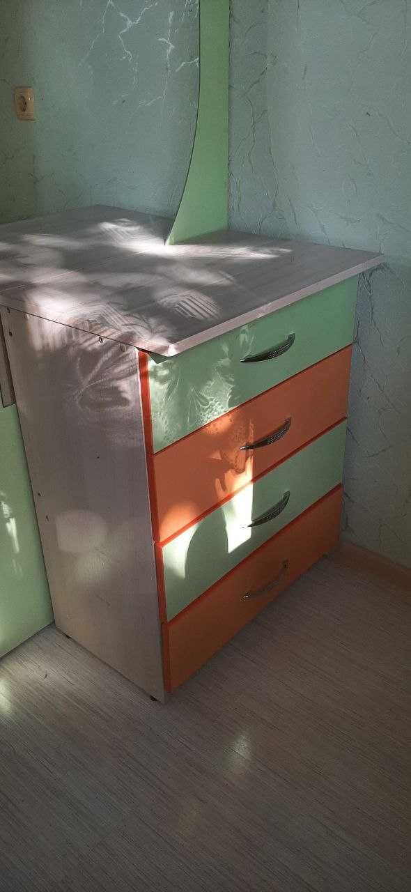 Продам комплект детской мебели