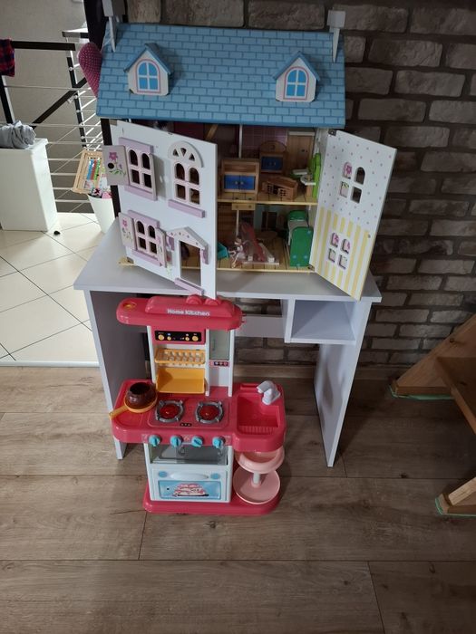 Zabawki, biurko i domek dla lalek