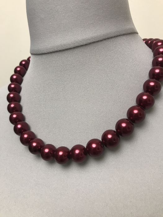 Korale w kolorze czerwonego wina