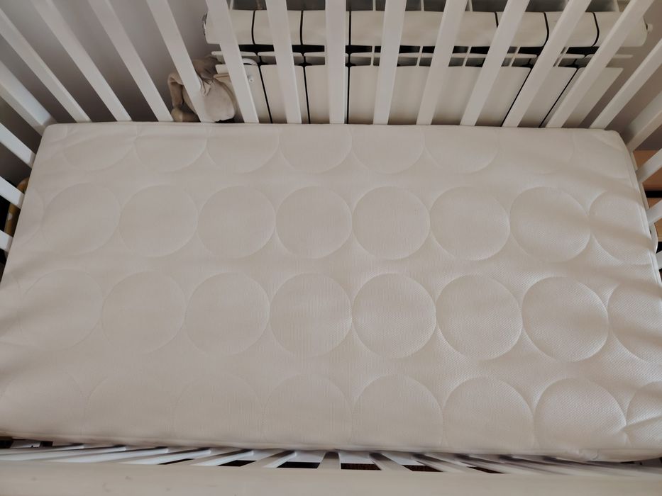Berço/cama de grades com colchão