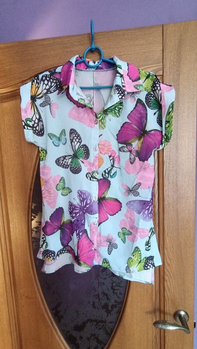Блуза яскрава з метеликами