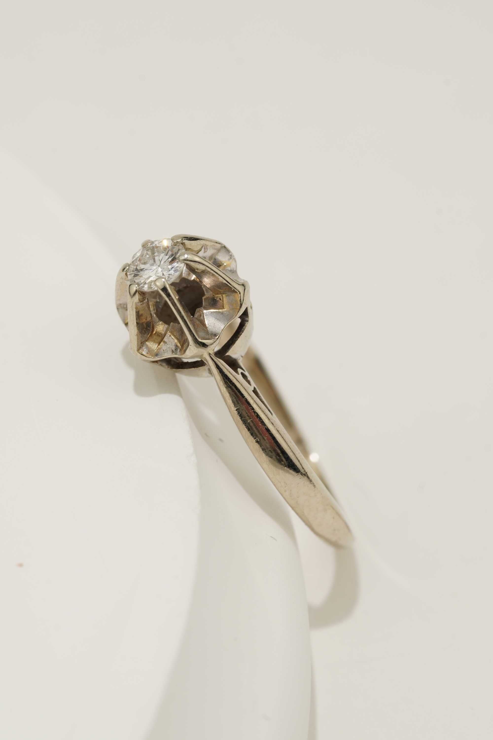 Złoty pierścionek z brylantem 0.16 ct