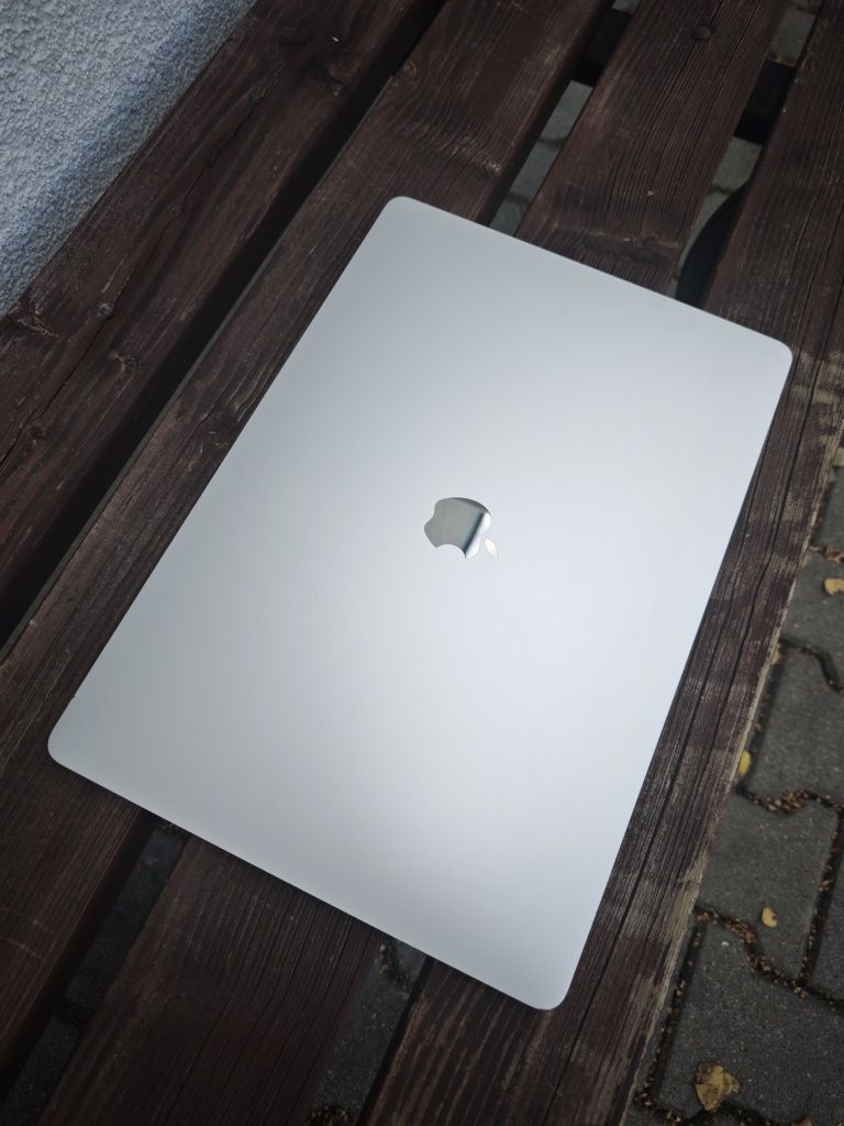 MacBook PRO A2141 I7 16gb ram  512gb 16 cali srebrny 190 cykli 2021