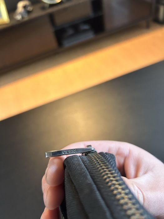 Saszetka Guess czarna