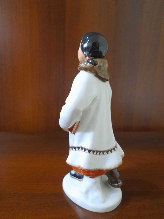 Статуэтка - Якутская девочка с книгой и цветком