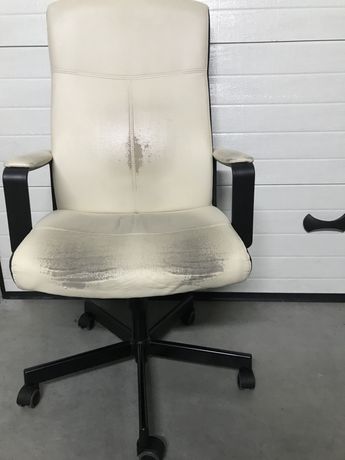 Cadeira de secretaria bege do IKEA