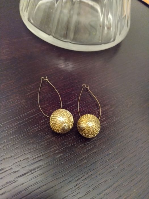 Brincos dourados elegantes e sofisticados