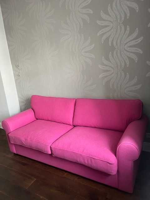 Sofa w różowym filcu z funkcją spania