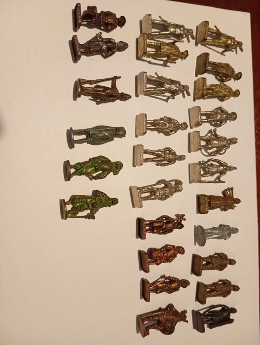 Żołnierze z jajek niespodzianek 27 szt.