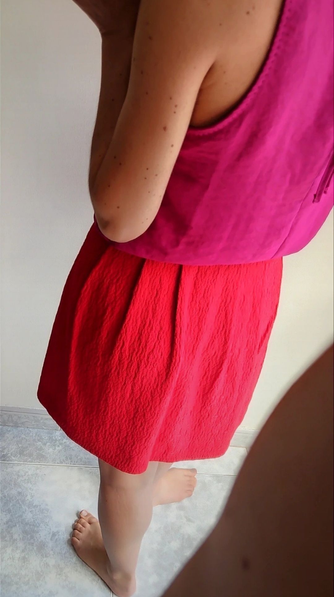 Conjunto top rosa + saia vermelha