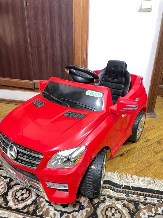 Електромобіль дитячтй автомобіль з керуванням