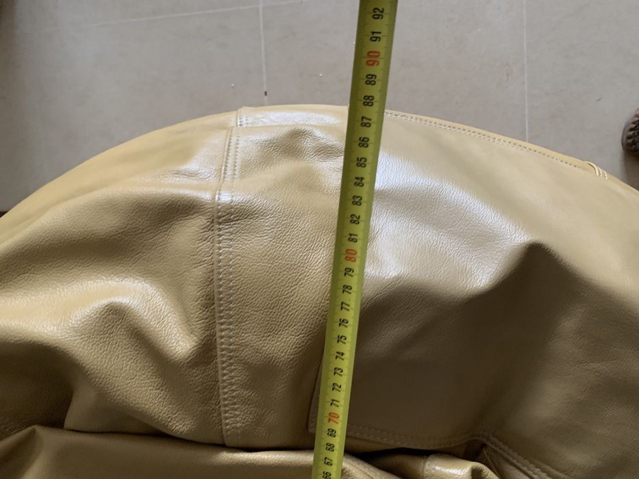 Puff em pele (cor de areia)