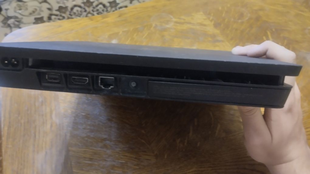 PS4 Slim 1TB + 3 гри