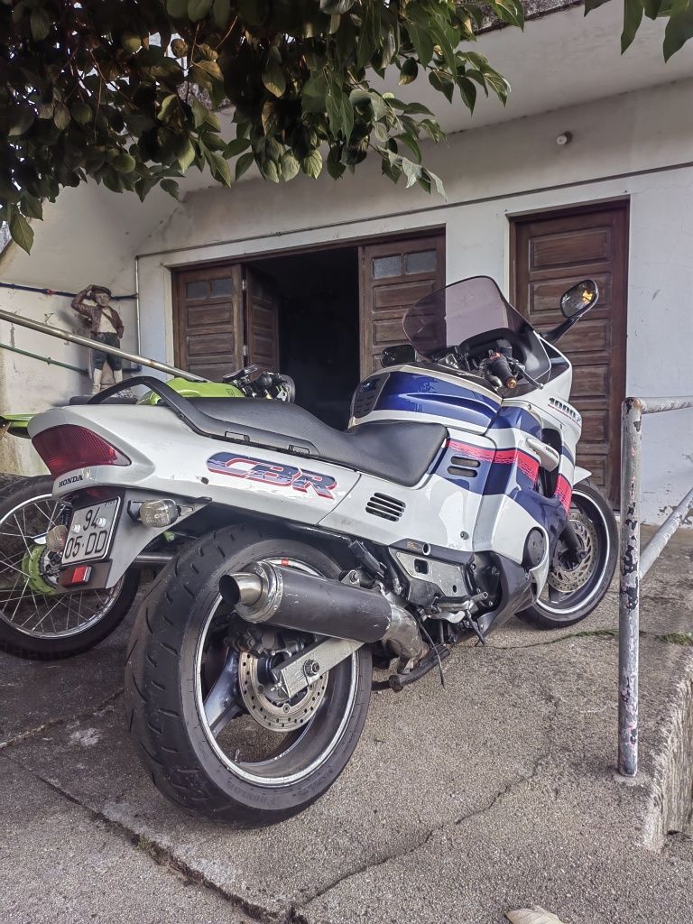 CBR1000F como nova, para desocupar