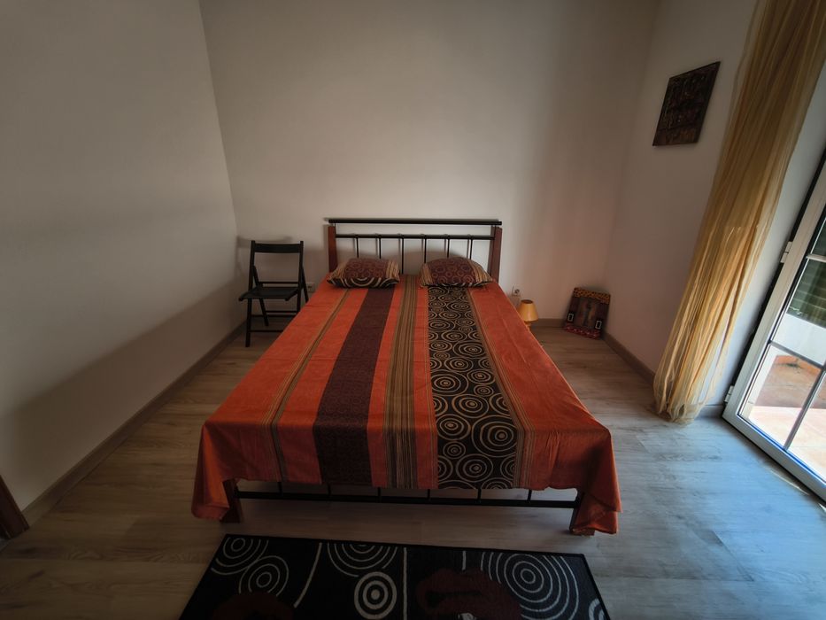 Cama de casal com estrado em metal com colchao