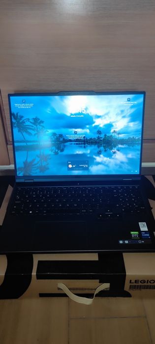 Portátil Lenovo Legion Pro 5 16IRX8