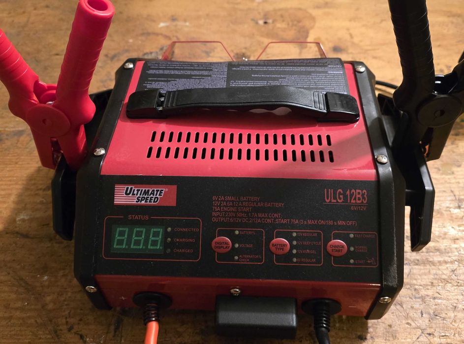 Prostownik do ładowania akumulatorów 6/12V z funkcją rozruchu