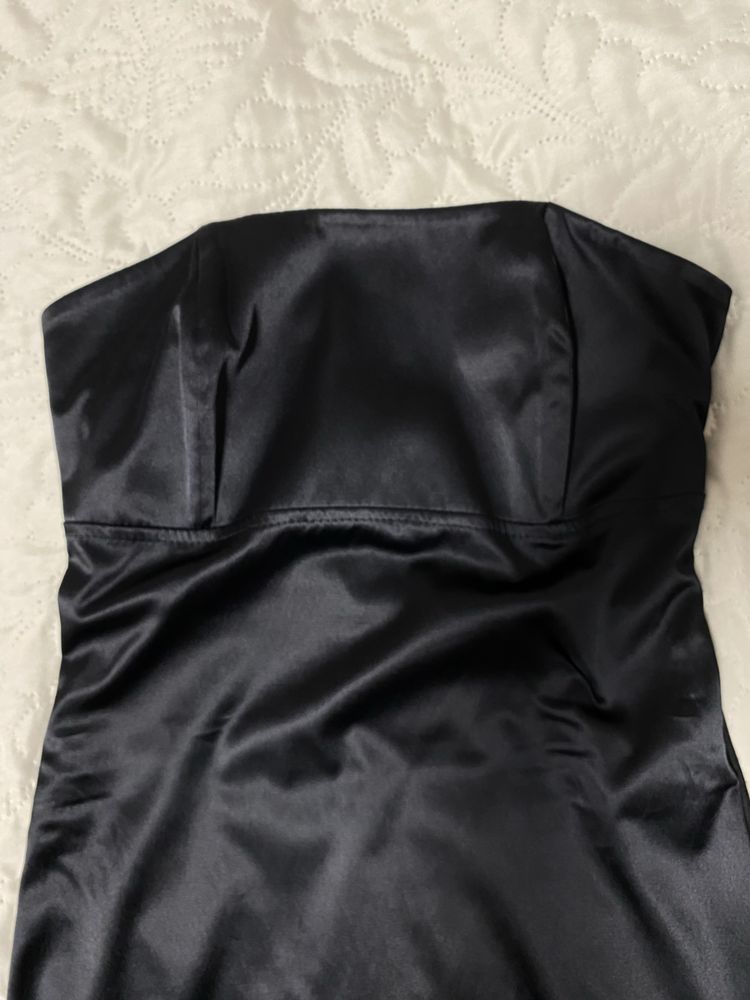 Сукня чорна атласна з пірʼям