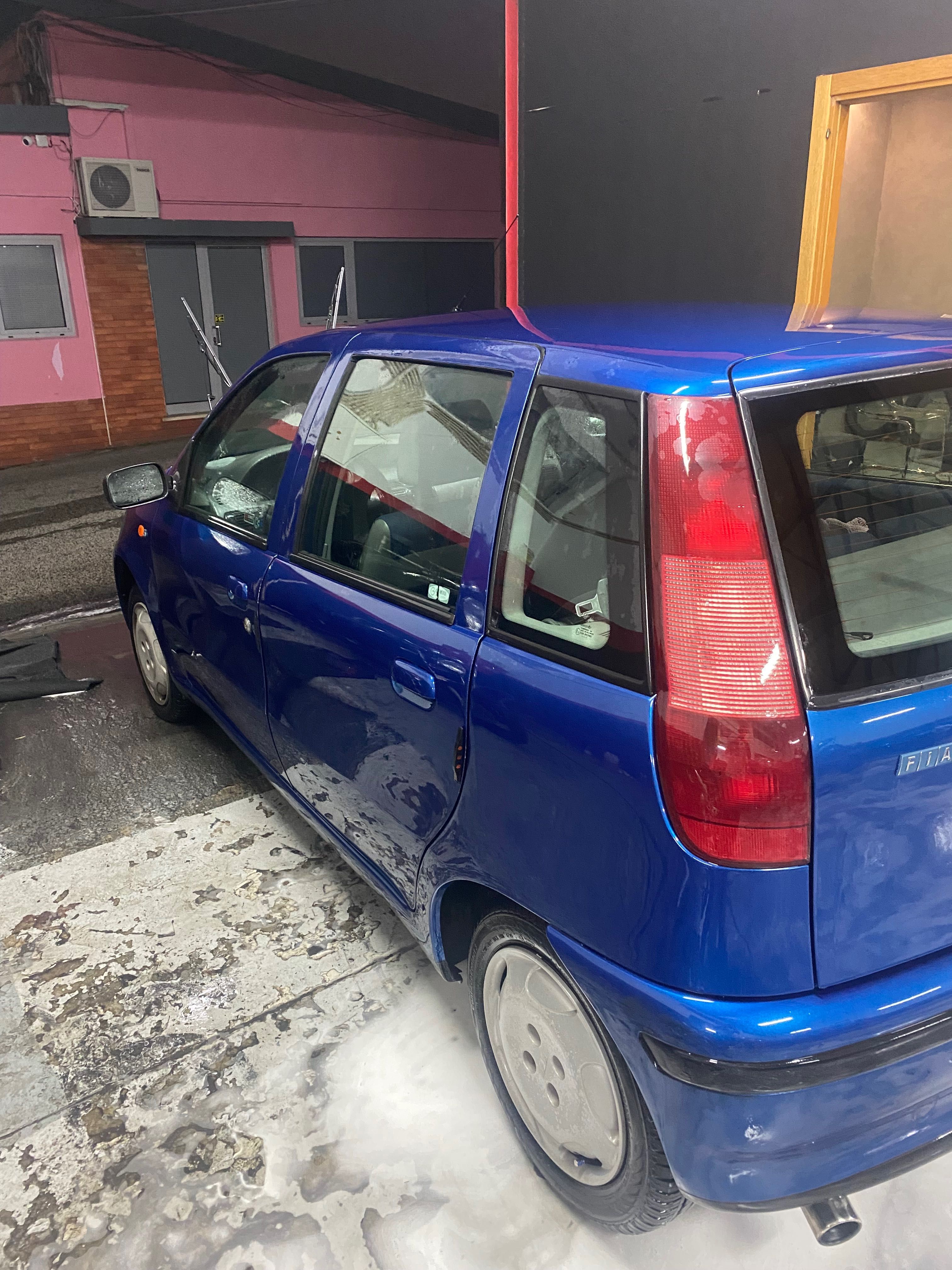 Fiat Punto em excelente estado de cor azul ano 1997