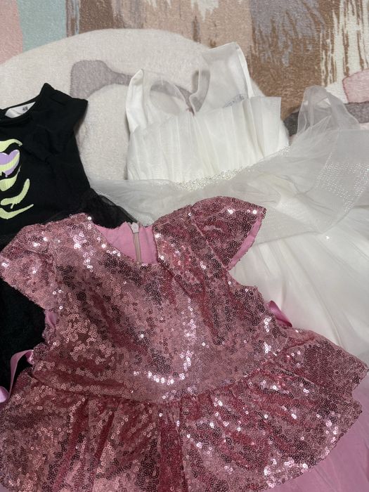 Три сукні на дівчинку