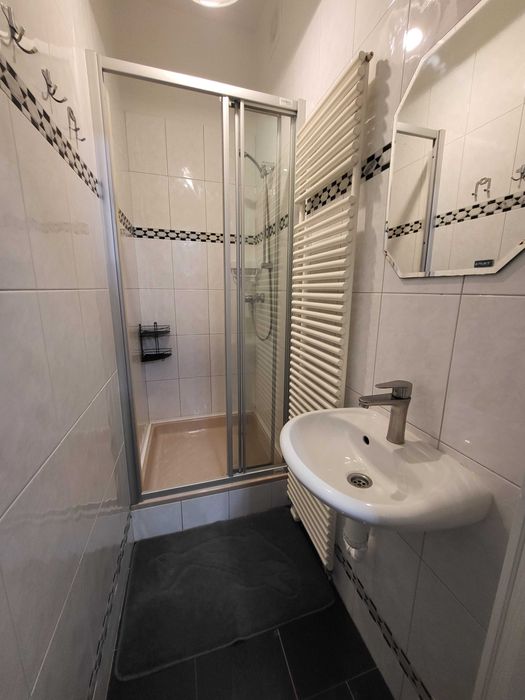 1. Mieszkania, apartamenty, pokoje, kwatery, noclegi pracownicze
