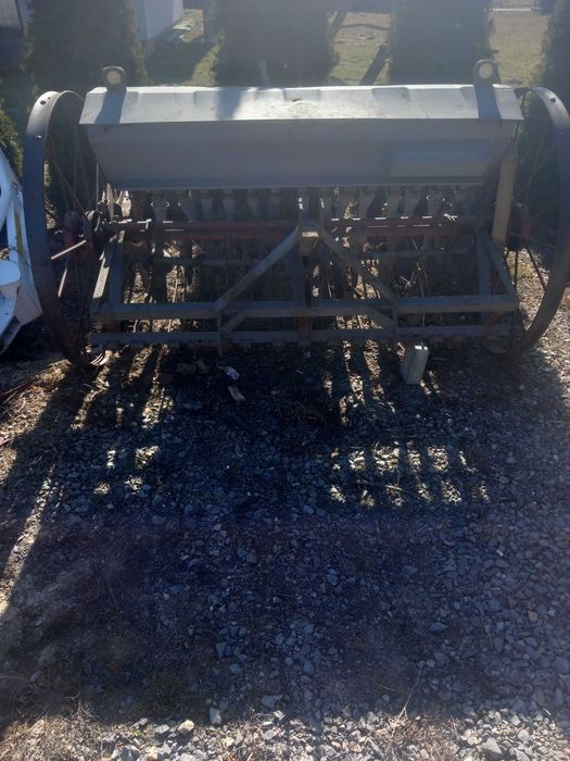 Siewnik zbożowy zawieszany