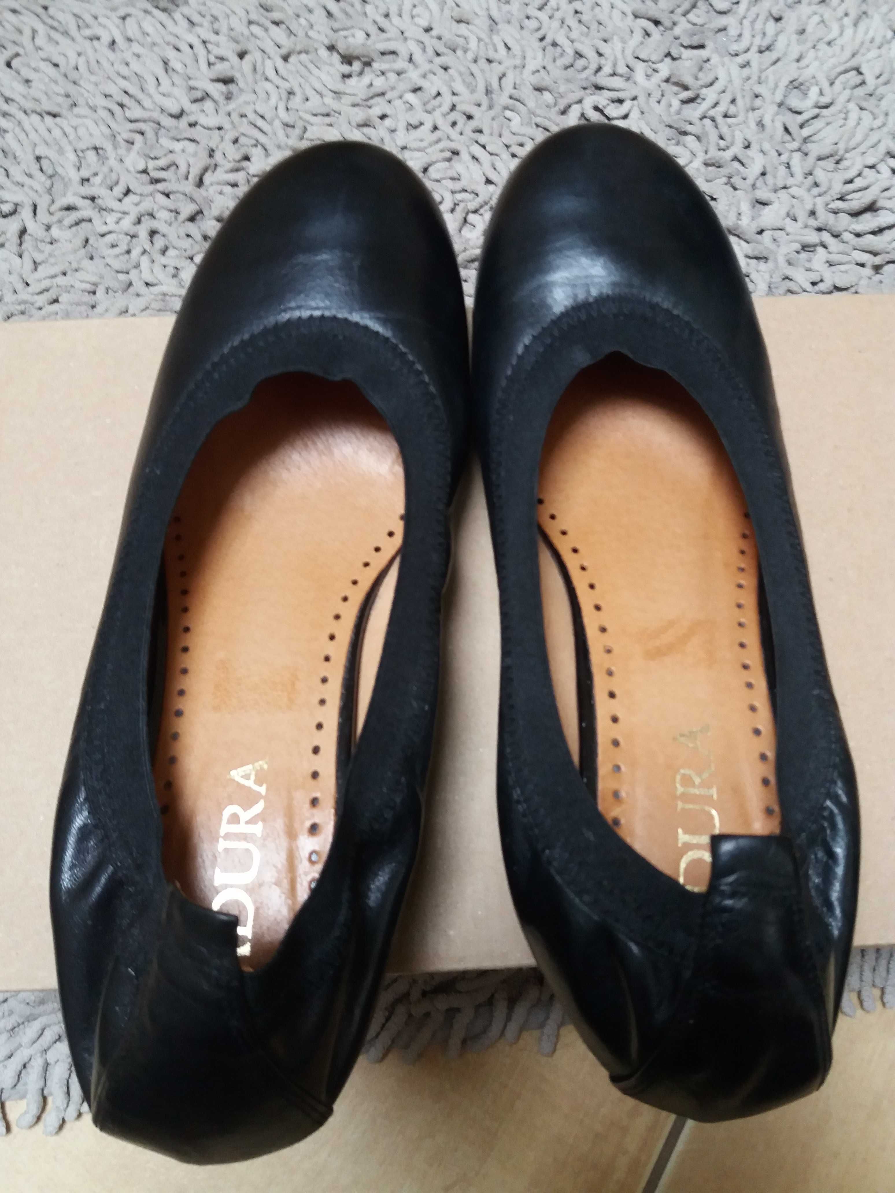 Buty na maleńkiej koturnie BADURA 39