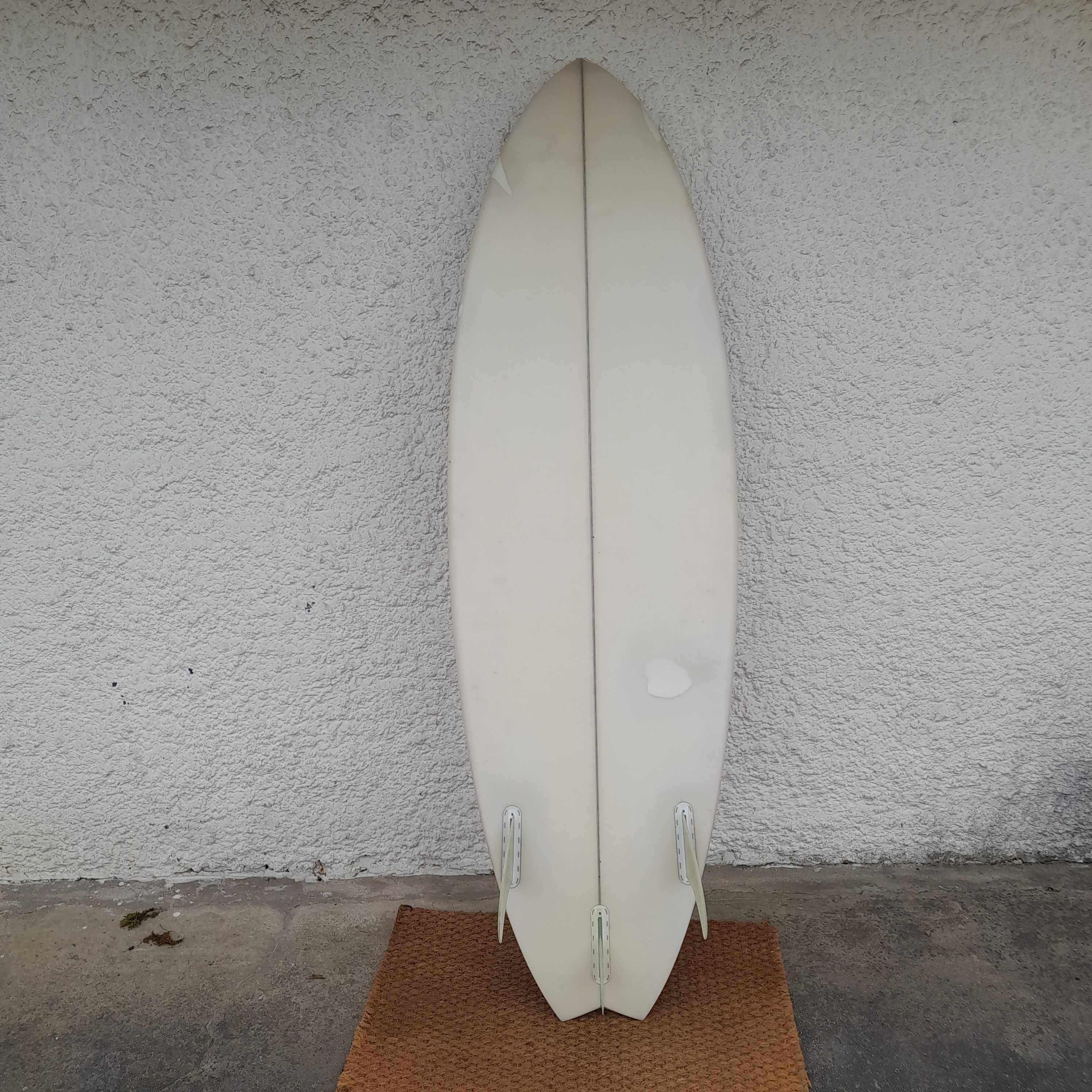 Prancha twin fin Manila surf designs 5´10´´
