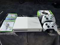 Xbox One S + 2 bezprzewodowe pady z ładowarką + 3 gry