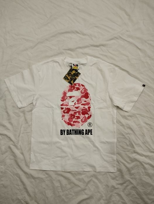 Biało różowa koszulka a Bathing ape