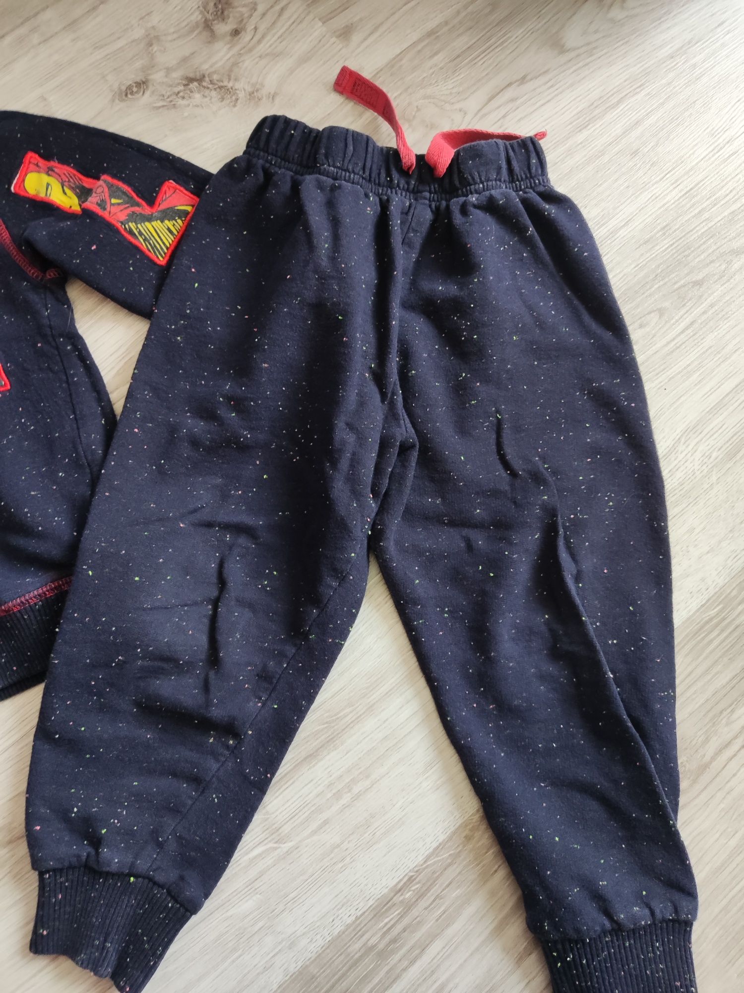 Komplet dresowy chłopięcy Marvel 98/104 spodnie bluza